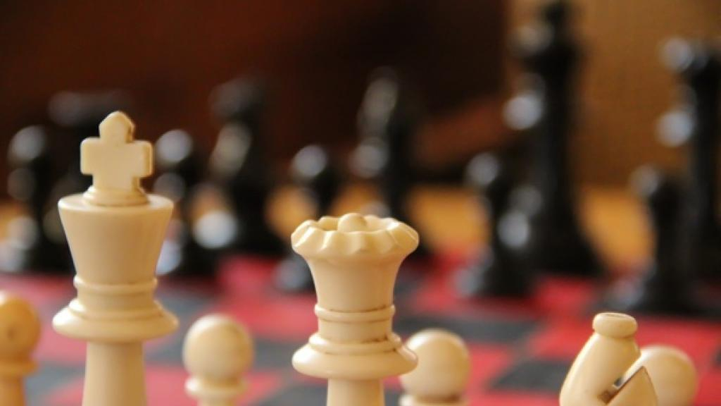 close_up_of_chess_pieces_on_chess_board_596633